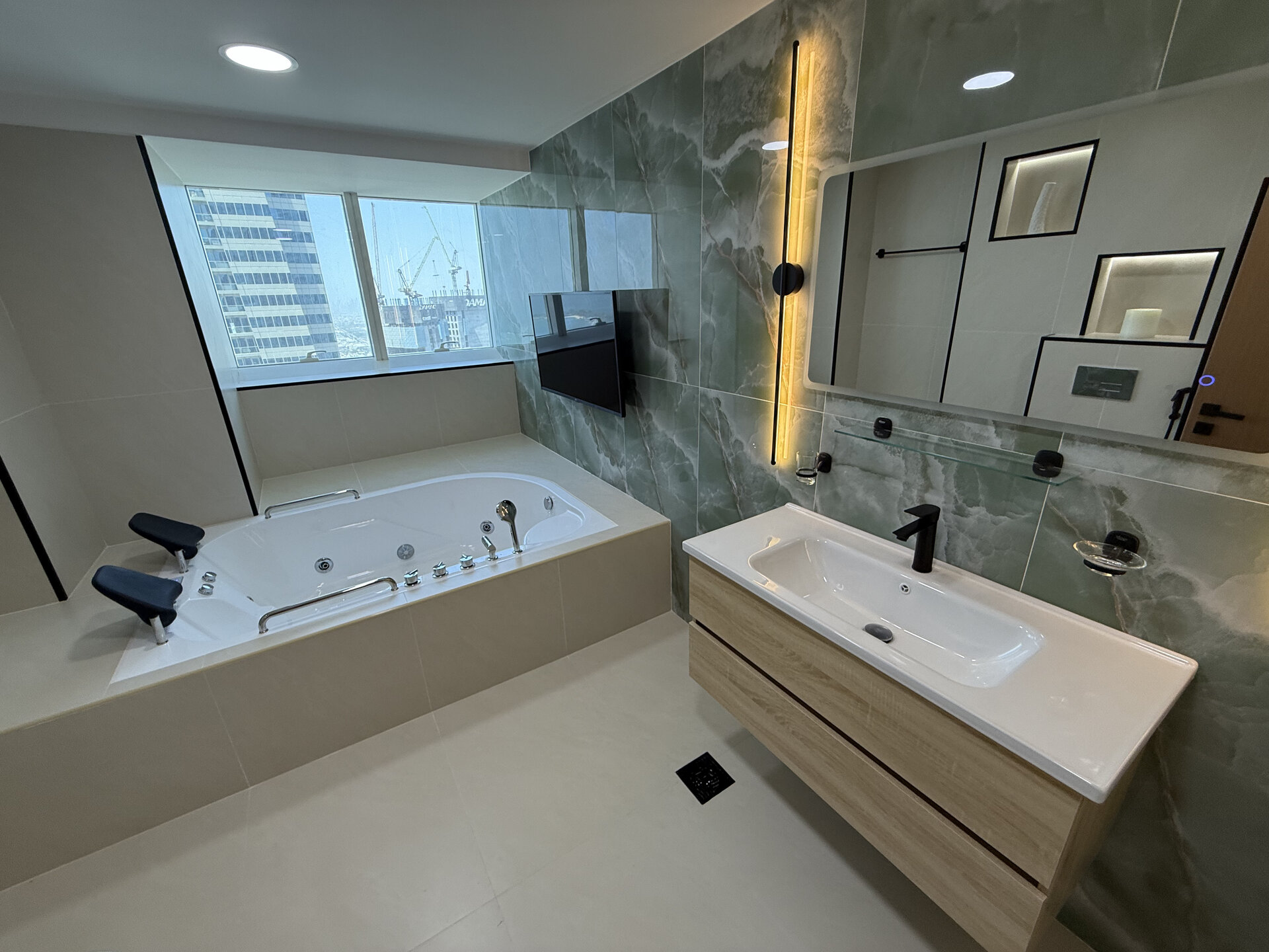 4 Bed in Elite Residence, Marina - Image 16