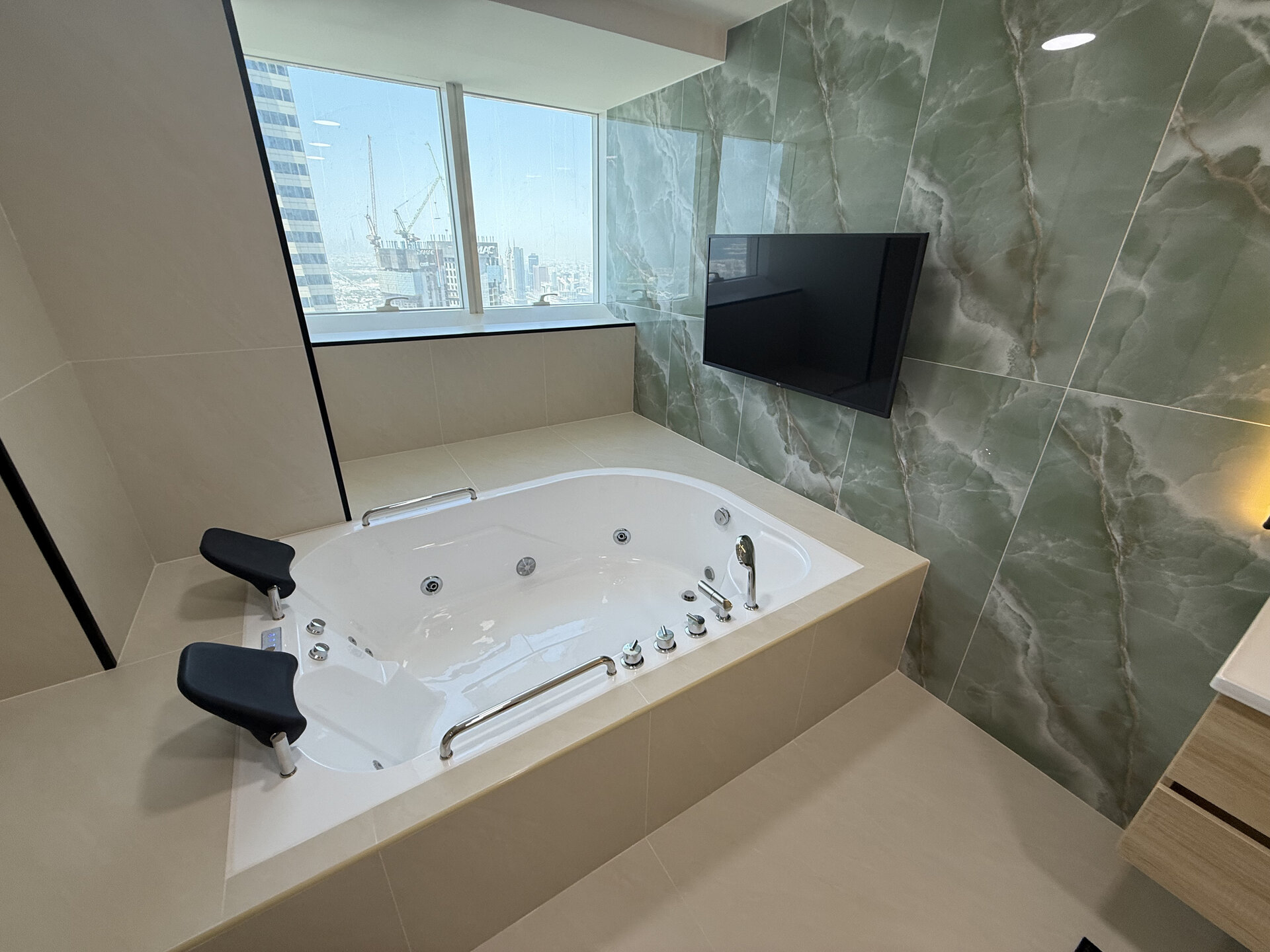 4 Bed in Elite Residence, Marina - Image 17